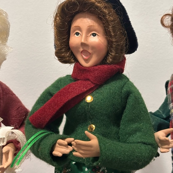 5 Festive Caroler Figurines Set - Picture 5 of 9
